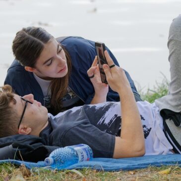 6 peligros de una mujer mirando a un hombre con lujuria