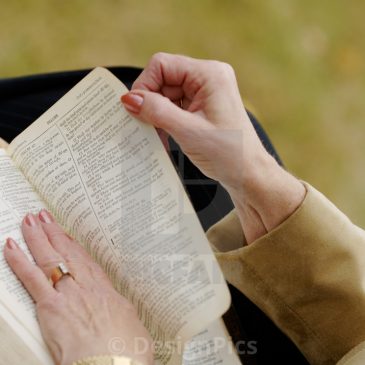 Este versículo de la Biblia invierte maldiciones, brujería y demonios al remitente